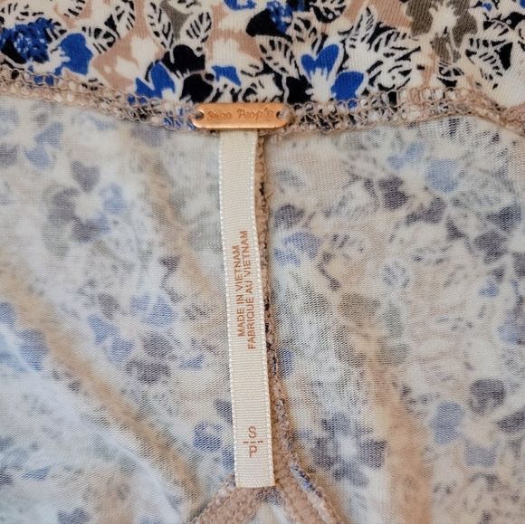 Black Fri! FP Hollywood Printed Floral Plunge V-Neck Top, NWOT, S, Cloth Buttons - Picture 12 of 14